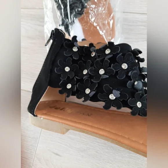 Sandals - Picture 2 of 3